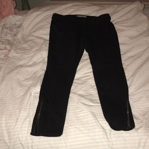Black knit leggings.